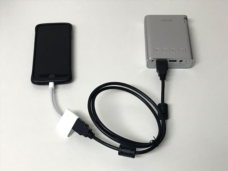 iPhoneとASUS E1をHDMIケーブルで接続